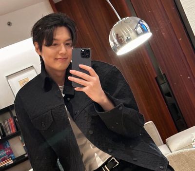 Lee Min Ho Kepergok Merokok di Tepi Jalan, Penggemar: Gak Peka!