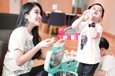 Viral Foto Diduga Anak Sandra Dewi Liburan ke Singapura, Banjir Kritik Pedas Netizen