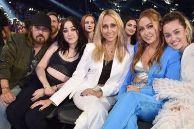 5 Kontroversi Keluarga Miley Cyrus: Dari Perceraian, Drama Pernikahan, hingga Kisah Cinta Segitiga Ibu dan Putrinya