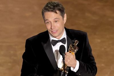 Sean Baker Sabet Penghargaan Best Original Screenplay untuk Film Anora di Oscar 2025