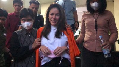 Gestur Santai Nikita Mirzani Pakai Baju Tersangka Digiring ke Sel: Tebar Kiss Bye