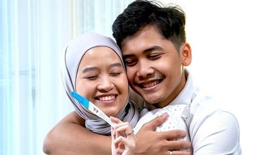 Bintang Emon Umumkan Kehamilan Buah Hati Pertama dengan Alca Octaviani