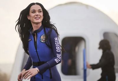 Mendarat dari Luar Angkasa, Katy Perry Sujud Syukur Cium Tanah saat Selamat Tiba di Bumi