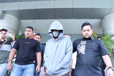 Penampakan Fachri Albar Usai Ditangkap karena Kasus Narkoba: Pakai Hoddie dan Masker, Diam Seribu Bahasa
