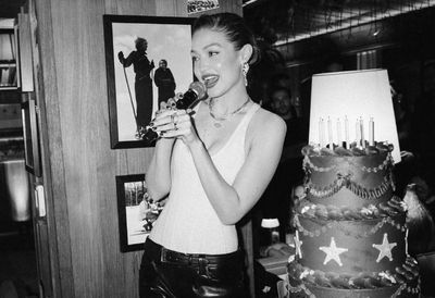 Gigi Hadid Pamer Kemesraan dengan Bradley Cooper di Acara Ulang Tahun ke-30