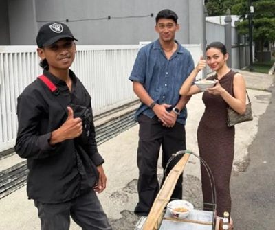 Potret Ariel Tatum dan Daffa Wardhana Jajan Cuanki di Pinggir Jalan Curi Perhatian Netizen: Sederhana Banget!