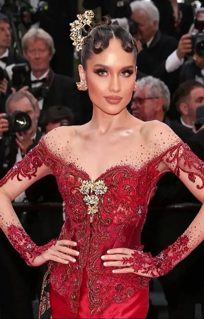 Cinta Laura Curi Perhatian di Cannes, Anggun Berkebaya Merah di Red Carpet!