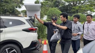 Tampang Vadel Badjideh Usai Dilimpahkan Polisi ke Kejari Jaksel: Pakaian Serba Hitam