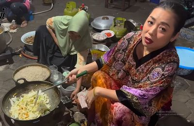 Momen Soimah Ikutan Ngerewangi Masak-masak di Hajatan Tetangga, Ngoseng di Penggorengan Sambil Guyonan