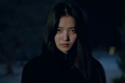 Review Revenant , Kim Tae-ri Bisa jadi Cantik dan Menyeramkan di Waktu Bersamaan