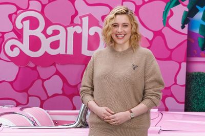 Berkat Barbie , Greta Gerwig Pecahkan Rekor Sutradara Perempuan yang Raih Box Office Pembuka Terbesar