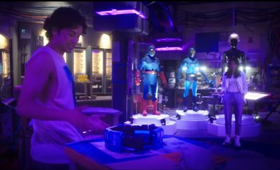 Spoiler Alert! Siapa 2 Blue Beetle Senior yang Jadi Easter Egg di Film Blue Beetle?