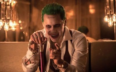 Sutradaranya Nyesel, Ternyata Inilah Kata yang Seharusnya Menjadi Tato Jidat Joker di Suicide Squad
