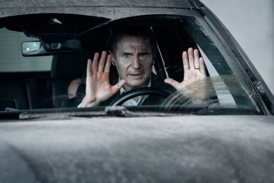Sinopsis Retribution , Film Liam Neeson dengan Aksi Kriminal Menegangkan dari Pengebom Misterius