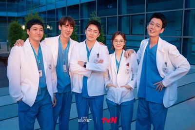 Pemain Hospital Playlist Dikonfirmasi Jadi Cameo di Resident Playbook, Drakor Medis Terbaru April 2025!