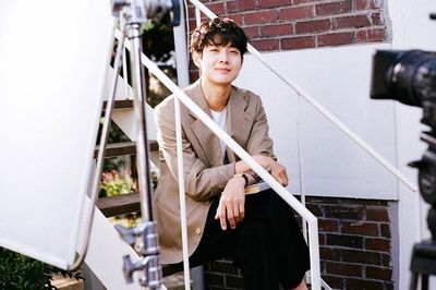 Choi Woo Sik Pertimbangkan Drama Komedi Romantis Baru Karya Penulis Our Beloved Summer