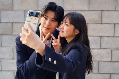 Park Hyung Sik dan Park Bo Young Pamer Foto Selfie di Lokasi Syuting Strong Girl Nam Soon : Best Couple