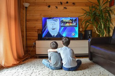 Tips Memberikan Tontonan Anak, Bukan Cuma Soal Rating Usia!