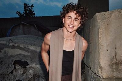 Timothée Chalamet Latihan Bareng Tim Elvis buat Persiapan Peran sebagai Boby Dylan di Fim Biopik Terbaru