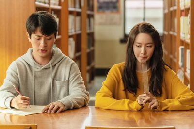 5 Rekomendasi Film Romance yang Plot Twist-nya Bikin Susah Tidur