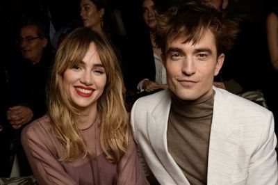 Kekasih Robert Pattinson, Suki Waterhouse Umumkan Hamil Anak Pertama
