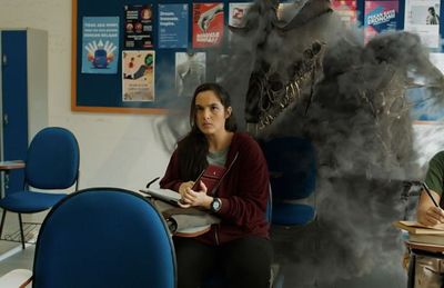 Teaser Terbaru Tira Dirilis, Aksi Chelsea Islan Jadi Superhero dan Penampakan Sosok Hitam Mengerikan