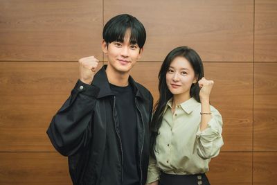 tvN Bagikan Momen Pembacaan Naskah Kim Soo Hyun dan Kim Ji Won untuk Drama Terbaru Queen of Tears