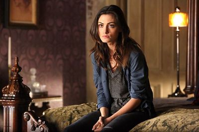 Phoebe Tonkin akan Bintangi dan Produksi Serial Drama Kriminal The Dark Lake