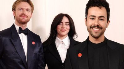 Sederet Selebriti Hollywood Gunakan Pin Merah sebagai Simbol Dukungan Gaza di Piala Oscar 2024