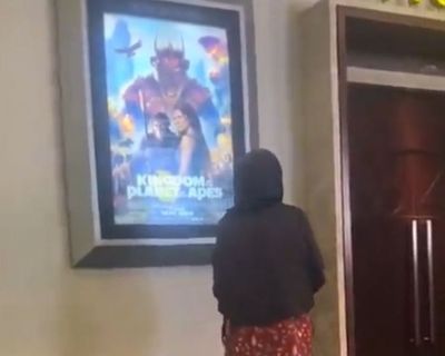 Viral! Seorang Ibu yang sedang Melihat Poster Bioskop Ditertawakan oleh Cewek Ini: Netizen Auto Murka