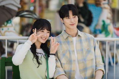 tvN Bagikan Cuplikan Episode Akhir 'Lovely Runner' yang Tampilkan Momen Bahagia Im Sol dan Sun Jae, Bakal Happy Ending?