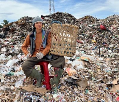 Momen Nirina Zubir Foto di Tumpukan Sampah Bantar Gebang Lokasi Syuting Nightmares & Daydreams