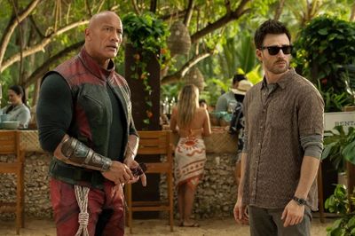 Tayang 15 November, Dwayne Johnson dan Chris Evans Bekerja Sama Selamatkan Santa Claus di Trailer Red One