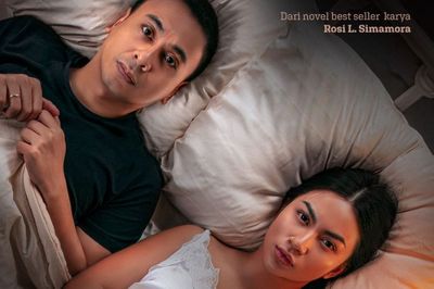 Review Catatan Harian Menantu Sinting, Adu Akting Ariel Tatum dan Raditya Dika dalam Komedi Batak