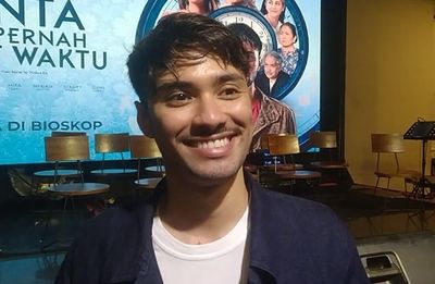 Cinta Tak Pernah Tepat Waktu Rilis Poster, Refal Hady Ngaku Ditampar oleh Karakter Daku 