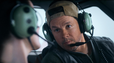 Sinopsis Film Flight Risk , Mark Walhberg Jadi Pilot Sekaligus Pembunuh Bayaran