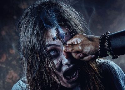 Review Kuasa Gelap : Film Eksorsisme Pertama di Indonesia!