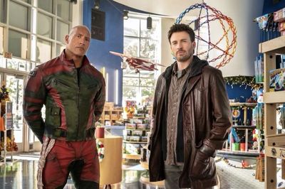 Sinopsis Red One yang Diperankan oleh Dwayne Johnson The Rock dan Chris Evans