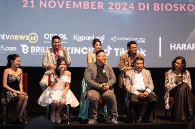 Ajil Ditto Ungkap Perasaan Canggung Beradu Akting dengan Adinia Wirasti di Film Hidup Ini Terlalu Banyak Kamu