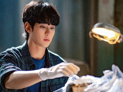 Kim Soo Hyun Tetap Syuting Drama Baru Knock Off di Tengah Kontroversi Pacari Kim Sae Ron