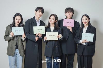 Han Ji Min dan Lee Joon Hyuk Hadir di Pembacaan Naskah Drakor Komedi Romantis Baru Love Scout