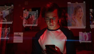 Bahaya Laten Media Sosial Dari Perspektif Film The Social Dilemma , Dokumenter Karya Jeff Orlowskim