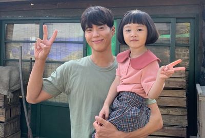Park Bo Gum Pamer Sisi Kebapakan, Gendong Aktris Cilik Shin Chae Rin di Lokasi Syuting