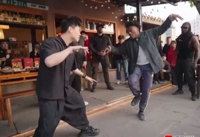 Aksi iShowSpeed Reka Ulang Adegan Ikonik Film The Karate Kid saat Bertemu Zac Wang di China