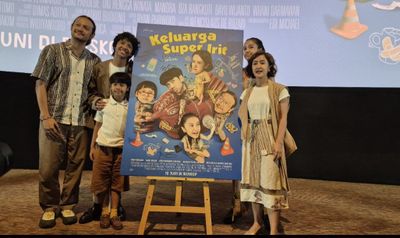 Keluarga Dwi Sasono dan Widi Mulia Debut Bareng di Film Keluarga Super Irit