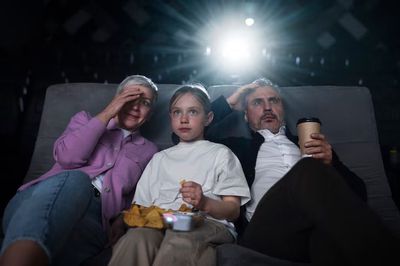 4 Cara Mengusir Pikiran Negatif Setelah Nonton Film Horor, Ampuh!