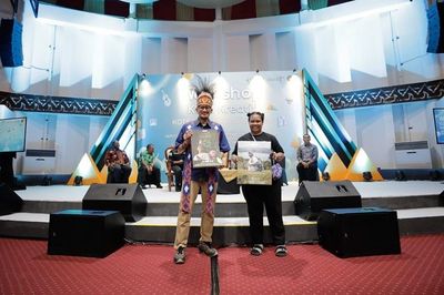 Sandiaga Uno Terkesan dengan Baju Hasil Karya Anak Muda Papua Youth Creative Hub