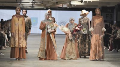 Kolaborasi Desainer Lia Afif dan Sang Anak dalam Jakarta Food and Fashion Festival 2023