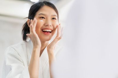 10 Tips Skincare Dasar untuk Wajah yang Sehat dan Terlihat Muda