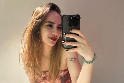 Putri Anne Tiba-tiba Pamer Tato dan Selfie Pakai Kemben, Gayanya Bikin Salfok